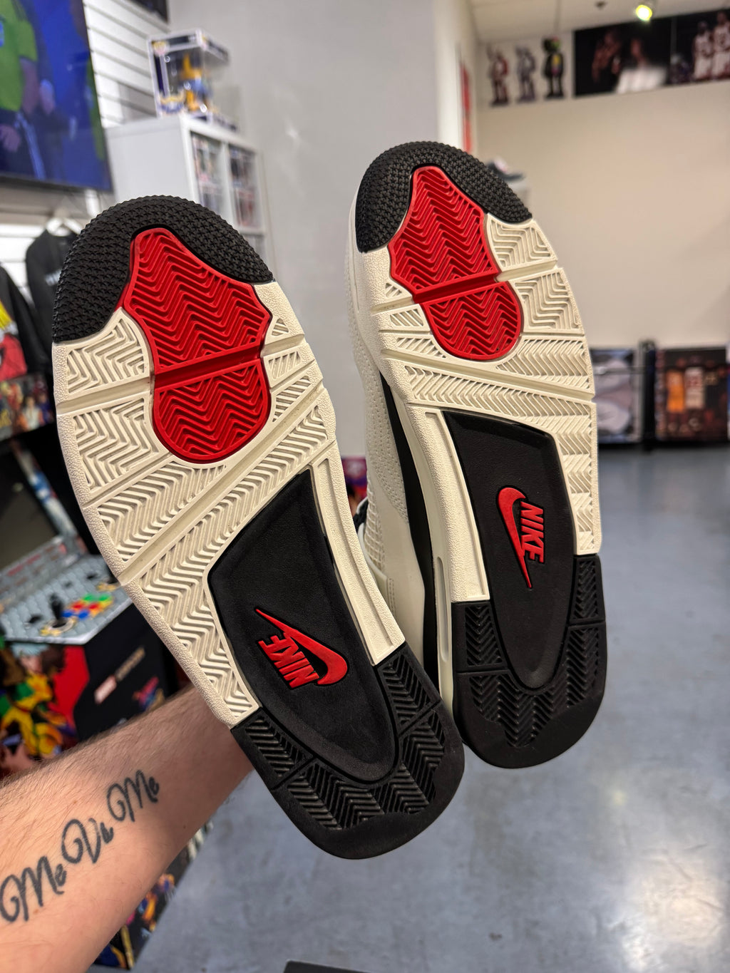 Preowned Jordan 4 Retro Flight Club