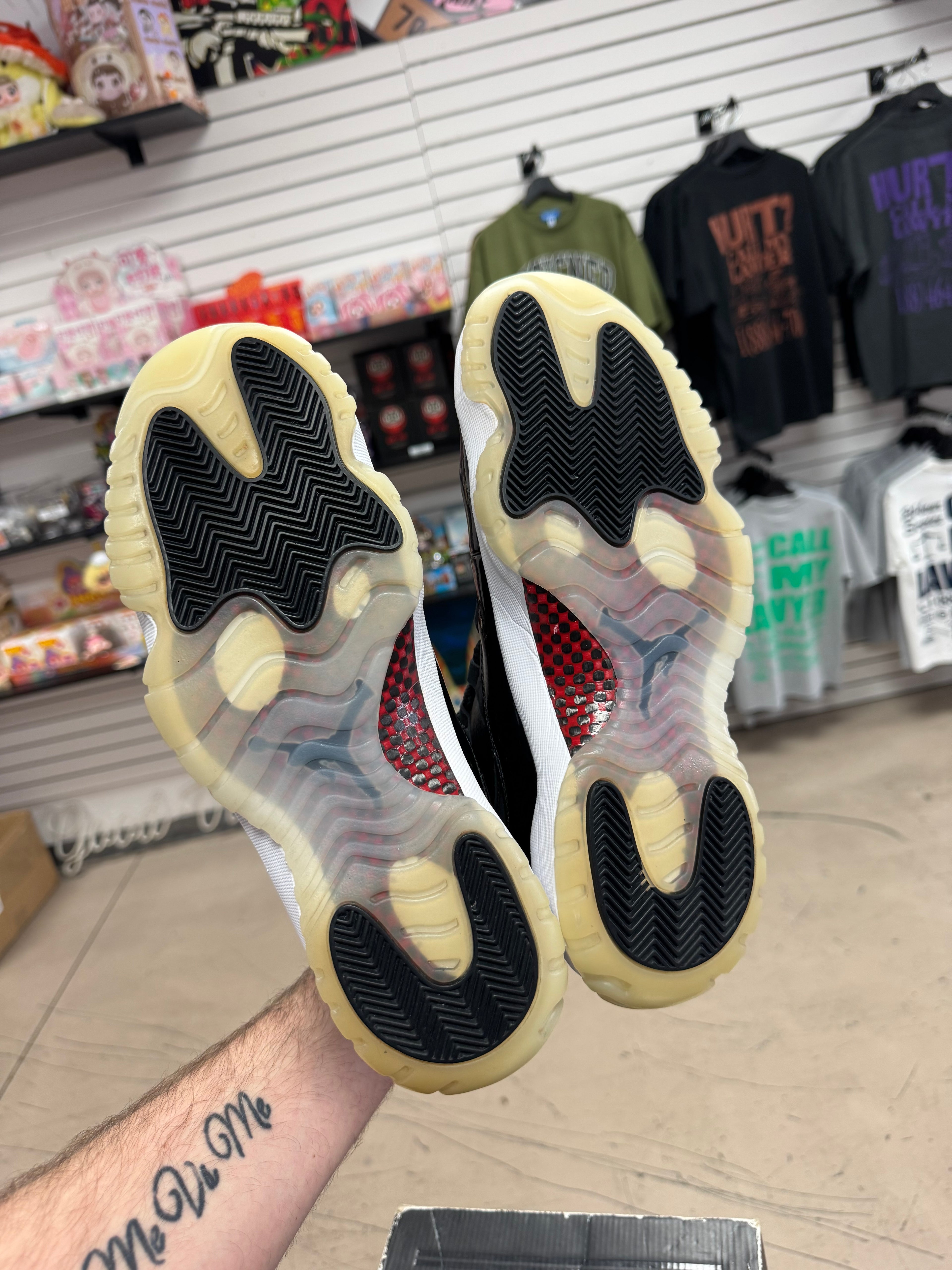 Preowned Jordan 11 Retro High 72-10
