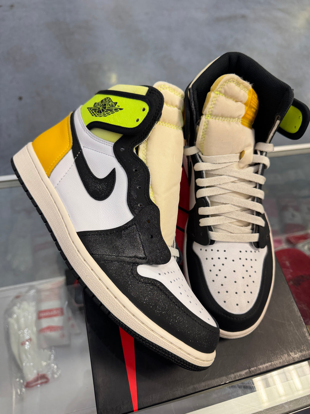 Preowned Jordan 1 Retro High Black Volt