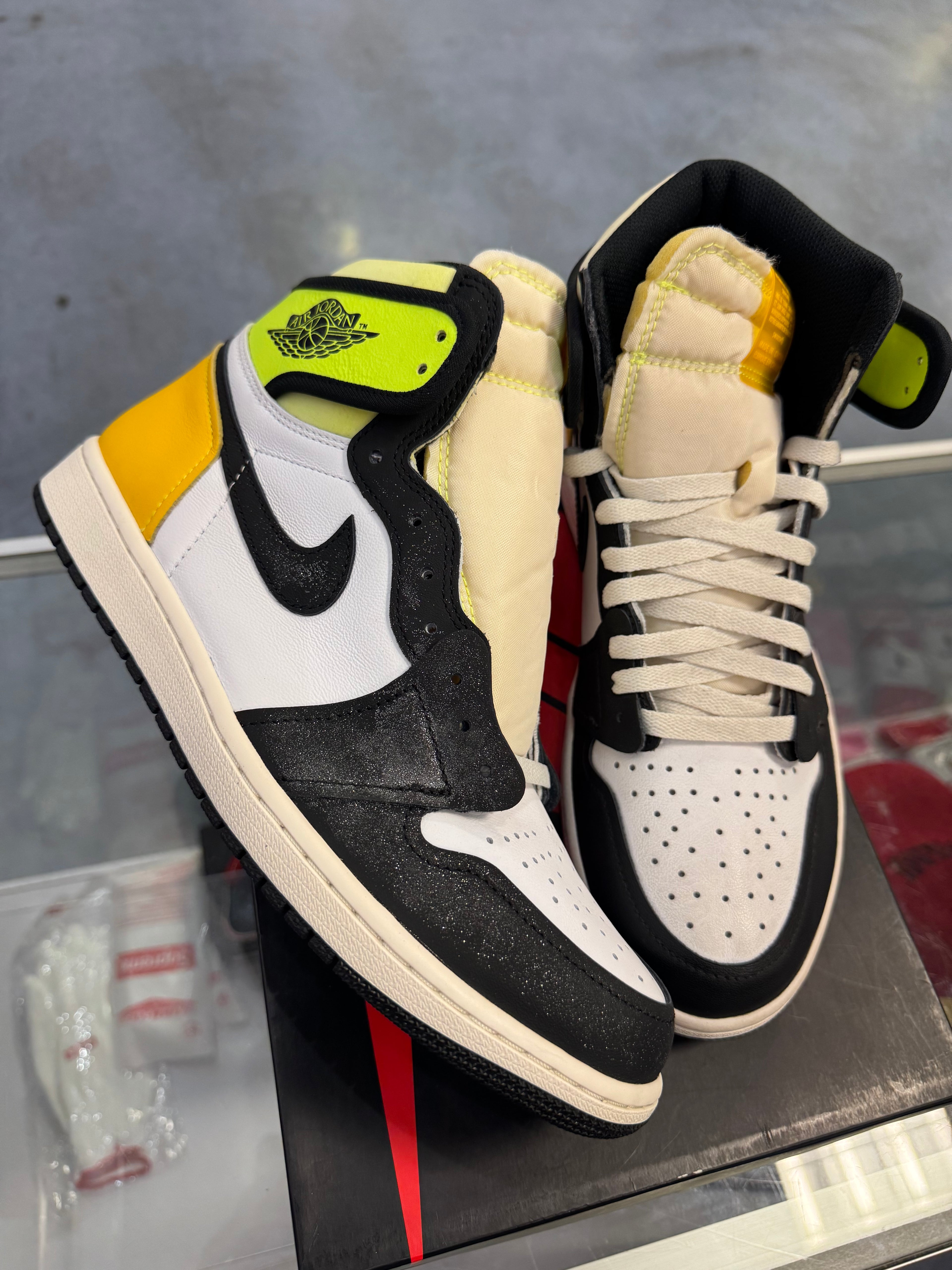 Preowned Jordan 1 Retro High Black Volt