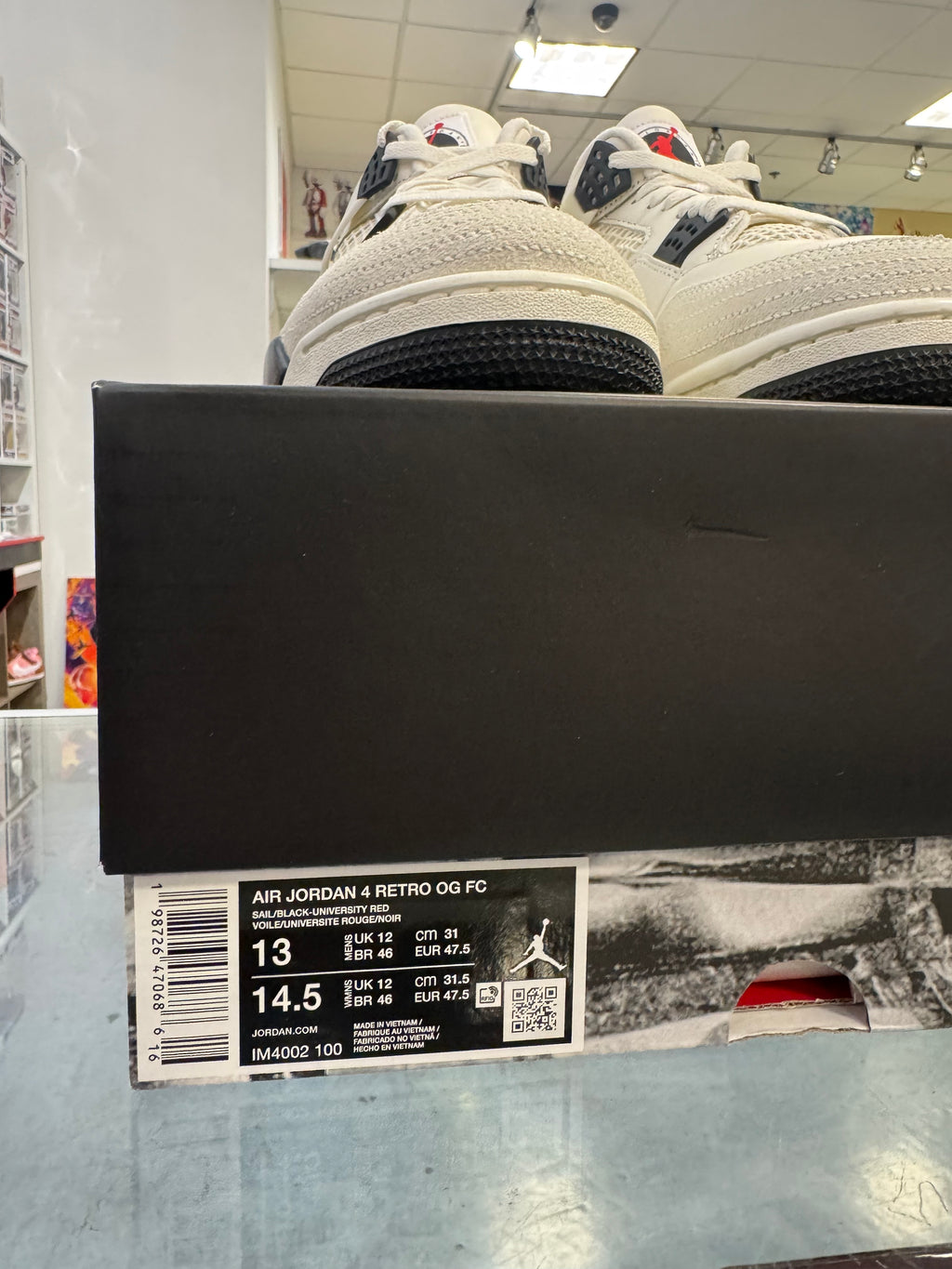 Preowned Jordan 4 Retro Flight Club