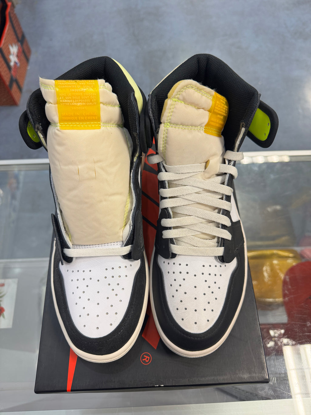 Preowned Jordan 1 Retro High Black Volt