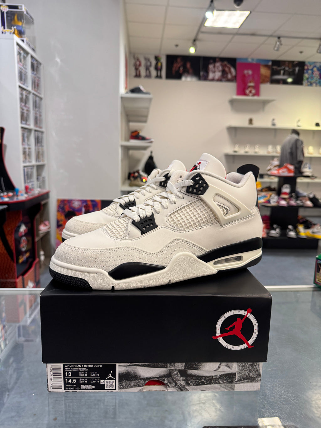 Preowned Jordan 4 Retro Flight Club